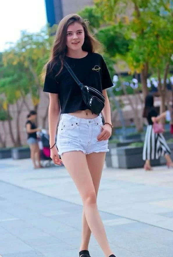 性感小姐姐，身材黑色T恤搭配白色短裤性感动人，吸引了路人的所