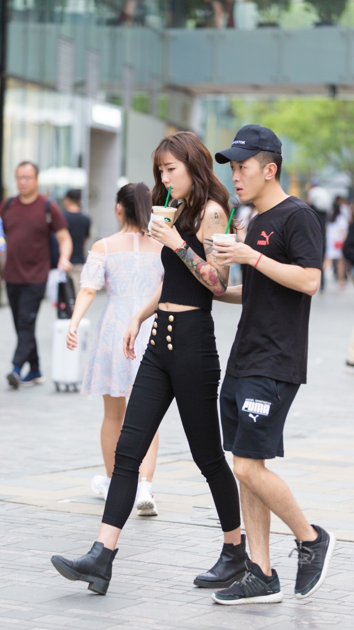 路人街拍：小姐姐长裤一样秀出美好身材，精美的锁骨很耀眼