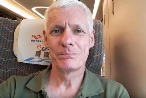  感觉：老外来中国体验复兴号后感叹神奇：感觉来自未来