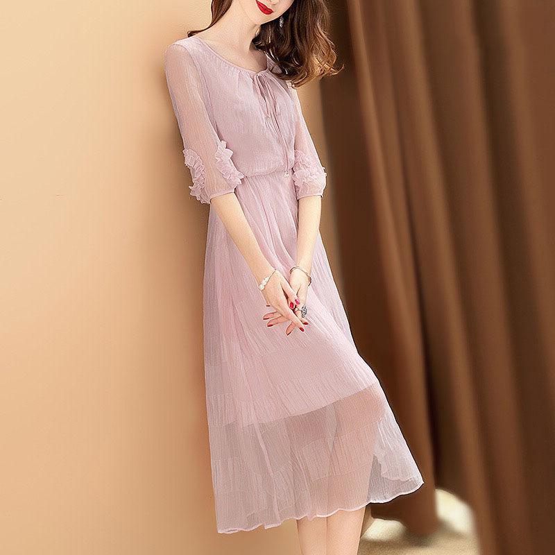 厉害了!45岁小姑逛街竟被人叫小姐姐，只因爱穿这“蜜桃红”裙