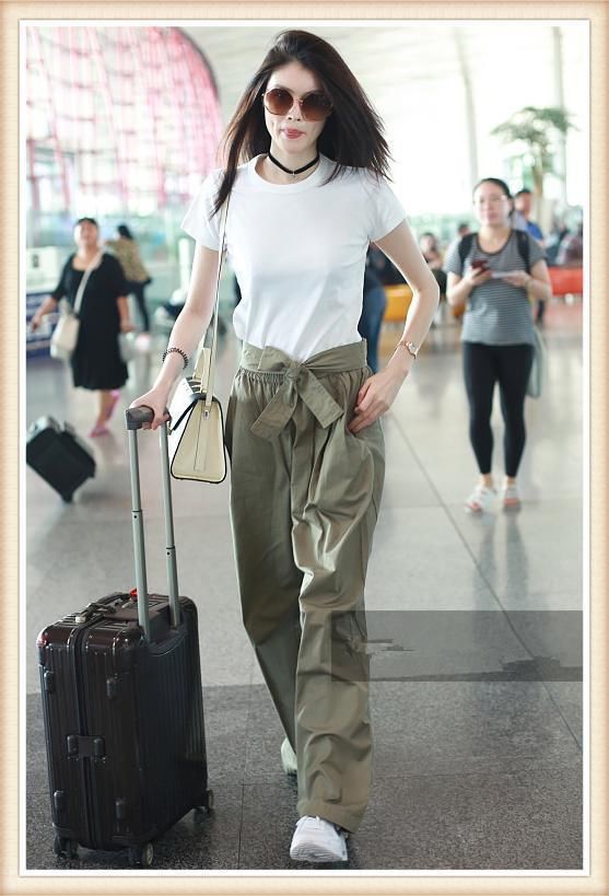 没有何穗的腿真别穿这种盖脚阔腿裤，像吴昕这样撑不起就尴尬了！