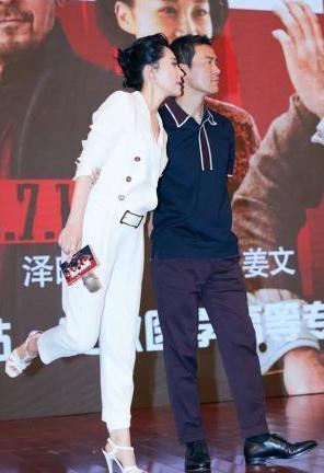 许晴踩15厘米“锥子鞋”上台！网友：你高还这样穿，矮的怎么活？