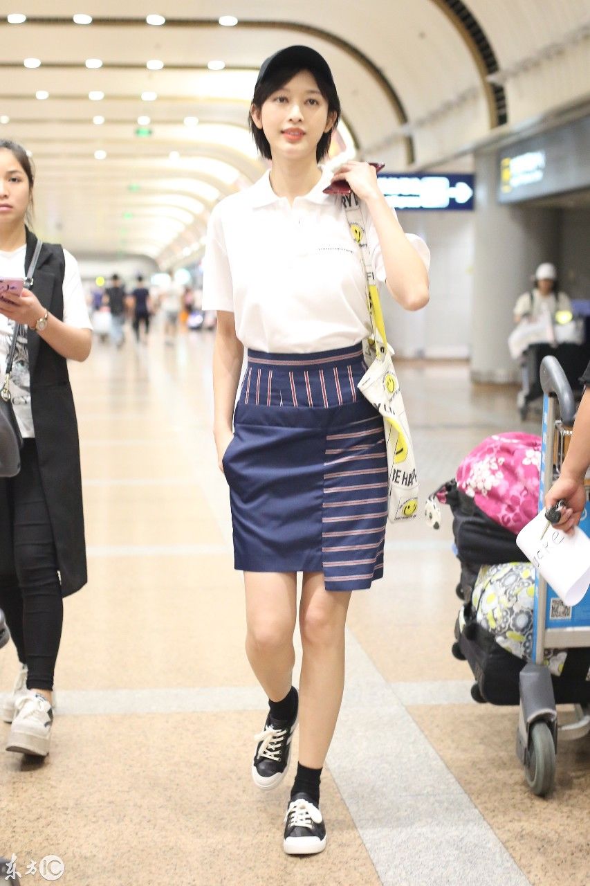 张俪,李沁,佟丽娅,机场比白,网友:都没面粉白!