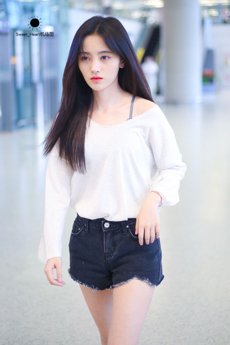 鞠婧祎机场粉丝私拍，黑色短裤显得美腿特别白皙 鞋子不热吗?