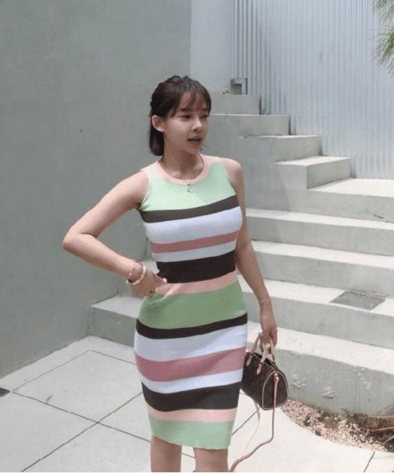 条纹|街拍:这种条纹无袖短裙,彰显阿姨的韵味美,别不承认!