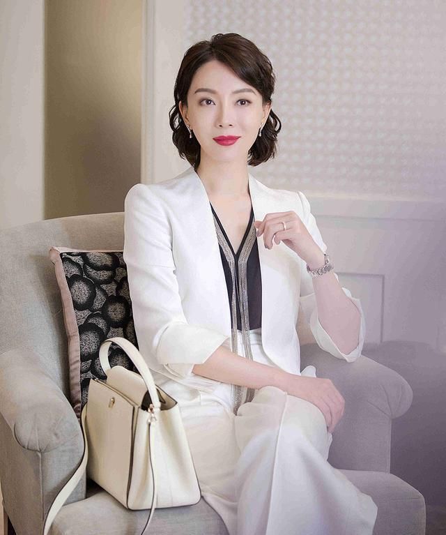 「瑜伽」42岁陈数再爆火！20岁的身材，体重维持95斤，坦言瘦身方法很简单