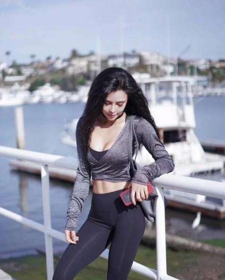 街拍：紧身裤美女简单的装扮，衬托出女神的魅力