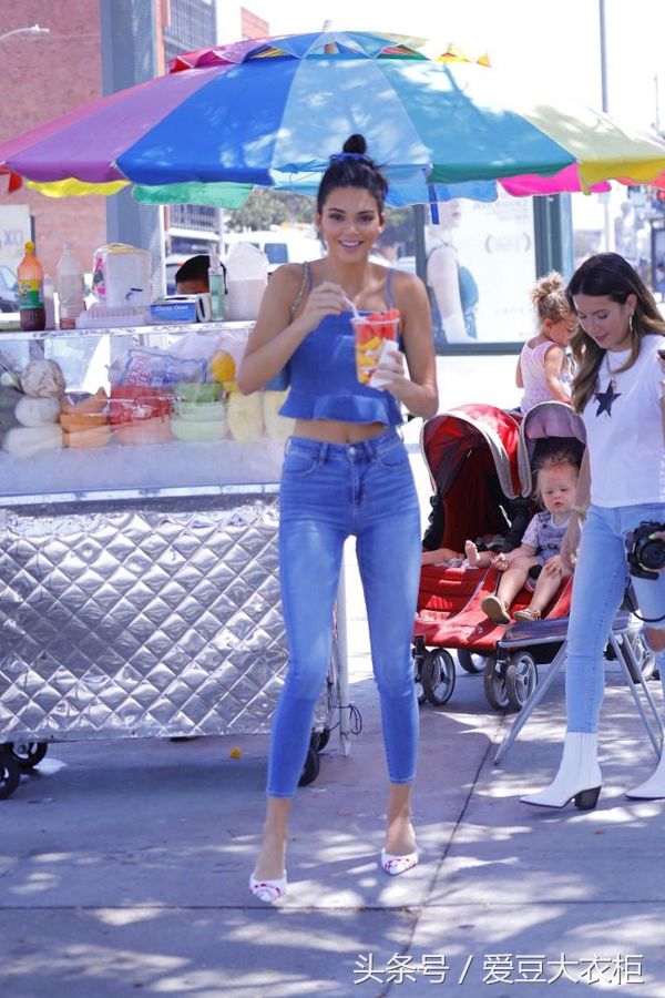 超模肯达尔詹娜穿牛仔裤太好看，自然清新的丸子头好可爱