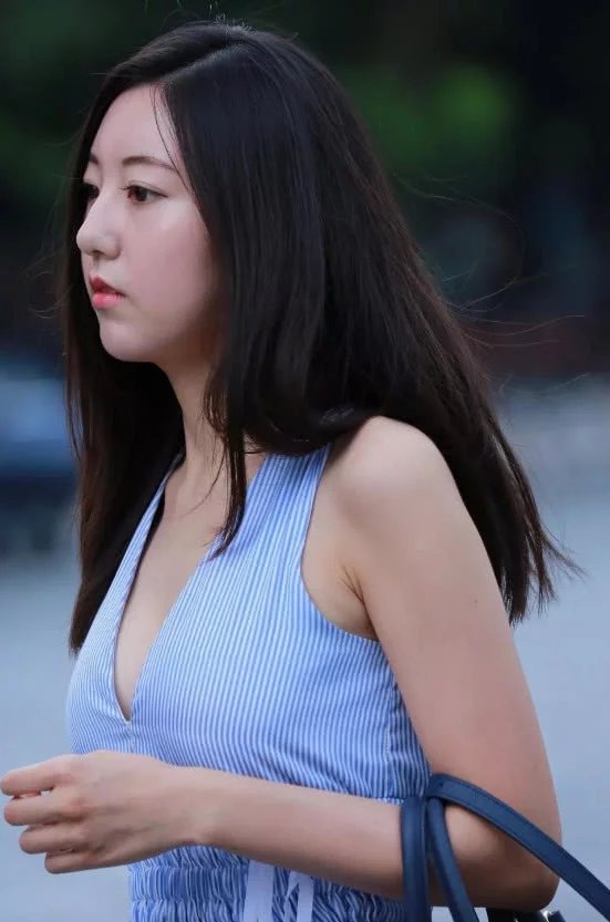 气质小姐姐一身长裙边走路一边玩手，网友：这样走路不怕摔倒了吗