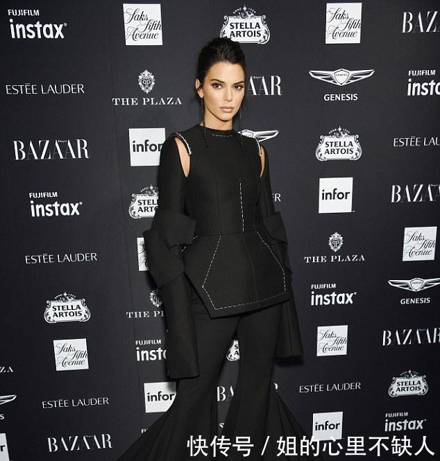 肯达尔詹娜服装薄如蝉翼，用手遮脸拒绝拍摄，肯豆大长腿不是吹的