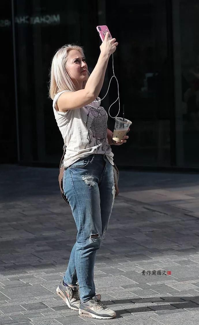 街拍:凸显好身材曲线的牛仔裤美女