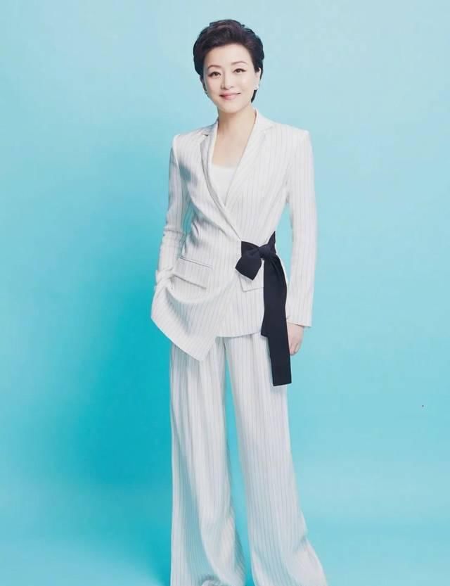  「背头」51岁“国宝主持人”杨澜亮相，背头配皮衣气场强，气质同龄人少见