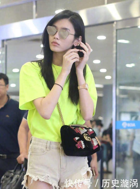 奚梦瑶穿荧光绿现身机场，超短裤大秀美腿，却被耳朵尴尬抢镜！