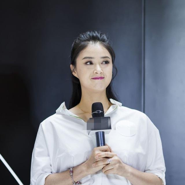 胸大的女人，穿白衬衣要记住这3“点”，要不然很容易“尴尬”！