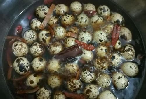  『下饭』这道菜，下饭下酒香辣过瘾，鹌鹑蛋制作简单，家常美味
