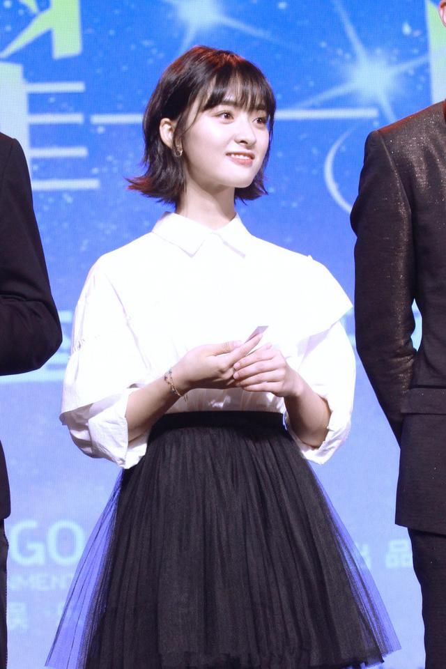 沈月穿百褶裙现身，非要从底下露出衬衫来，网友：姑娘裙子拉低点