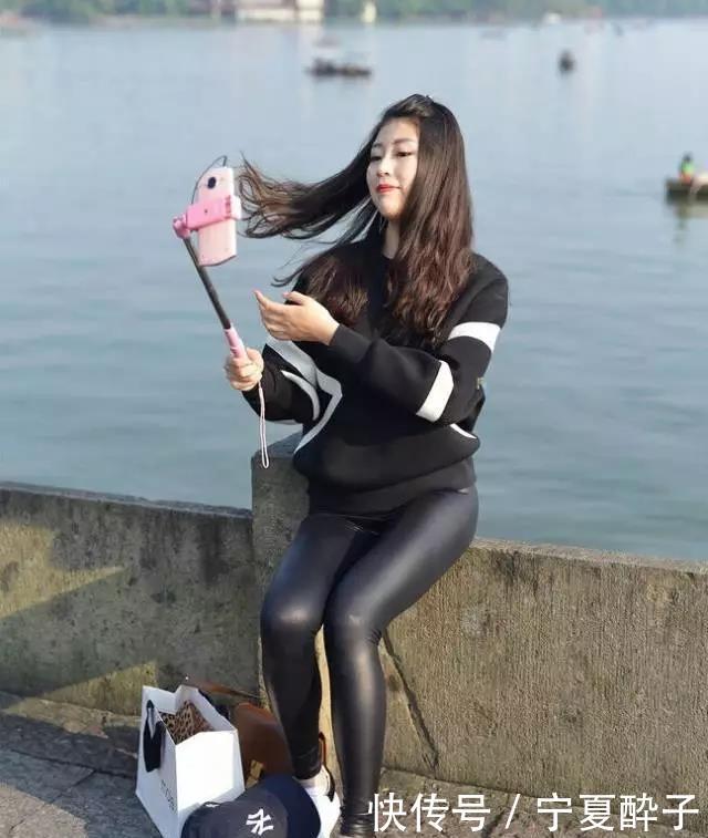 皮裤■在湖边靓丽自拍，多了几分迷人！，街拍：穿黑色皮裤的性感女孩