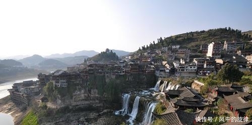 中国唯一建在瀑布之上的千年古镇，风景不输乌镇，夜景堪比洪崖洞