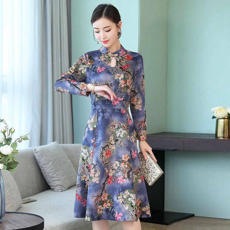 47岁小姨真时髦!尤其穿这“A”字秋裙，配平鞋，简直美到心坎