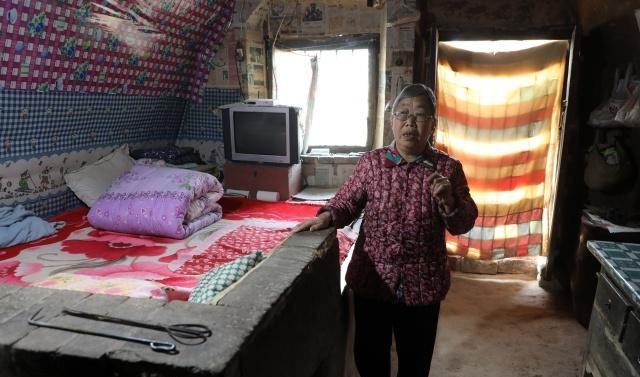 农村73岁老人独守百年黄土窑洞，她笑说住窑洞舒坦天天睡到自然醒