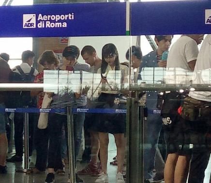 剧组贴英文请外国群演假装在国外，Angelababy躺枪被嘲是在拍假戏