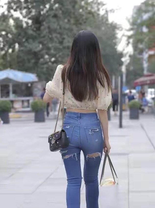  气质|牛仔裤使腿部看上去更细，映衬出格外的时尚气质，柔情又十分休闲