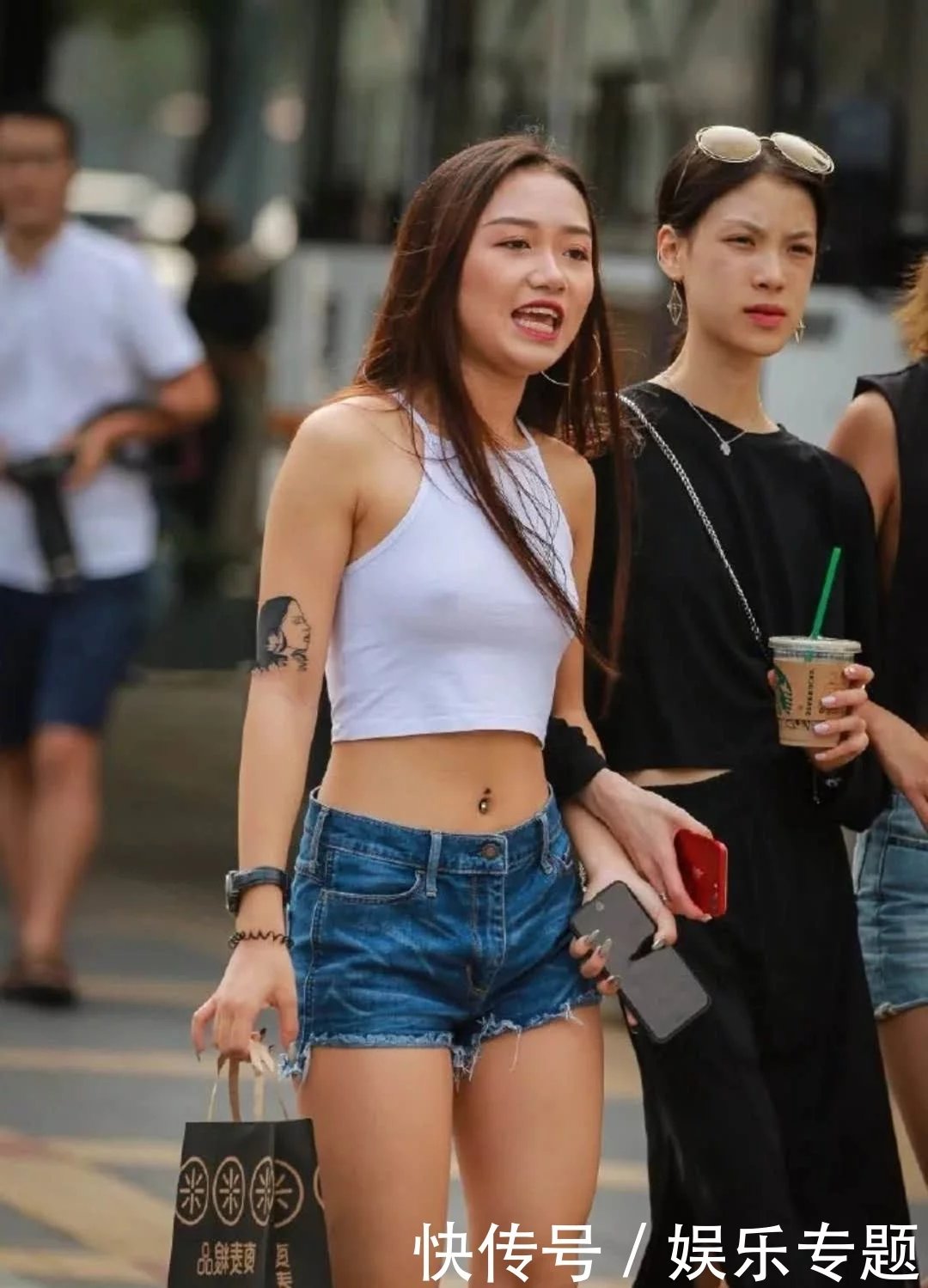 辣妹热裤秀笔直双腿和健美蛮腰,真空穿着背心,时尚又俏皮