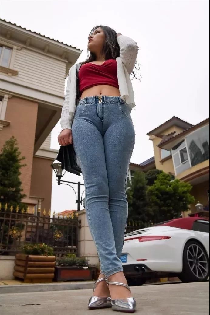 东莞街拍 美女很有气质 穿着露肩吊带短裤 一双白白长腿让人羡慕