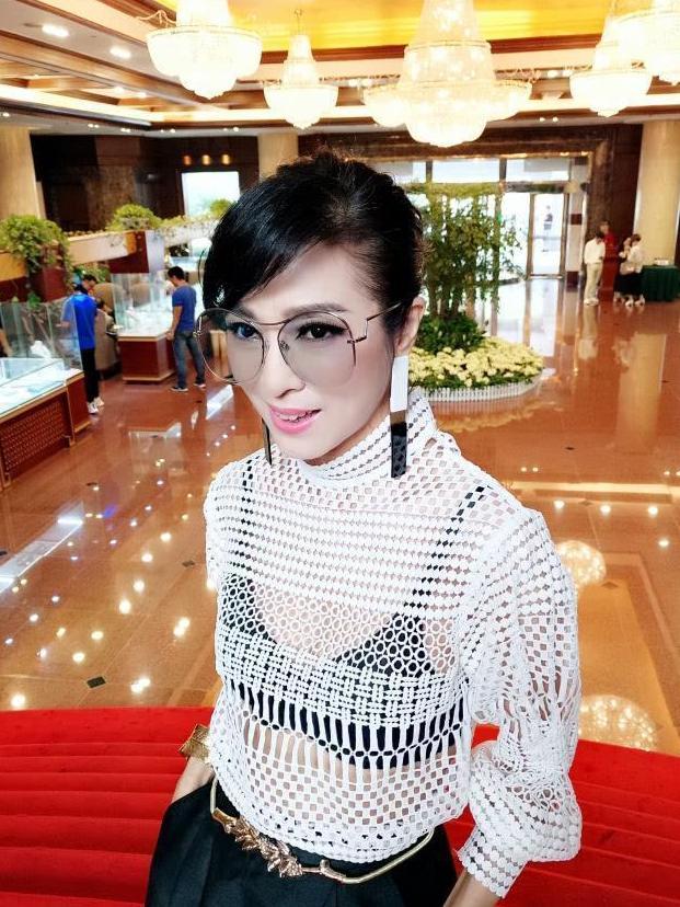 63岁米雪穿镂空长裙比少女还少女, 脸嫩白如雪甜笑好仙美