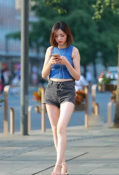  『针织』女神潮范儿美搭！街拍：蓝色针织背心搭配牛仔短裤，让路人频频回头注目!