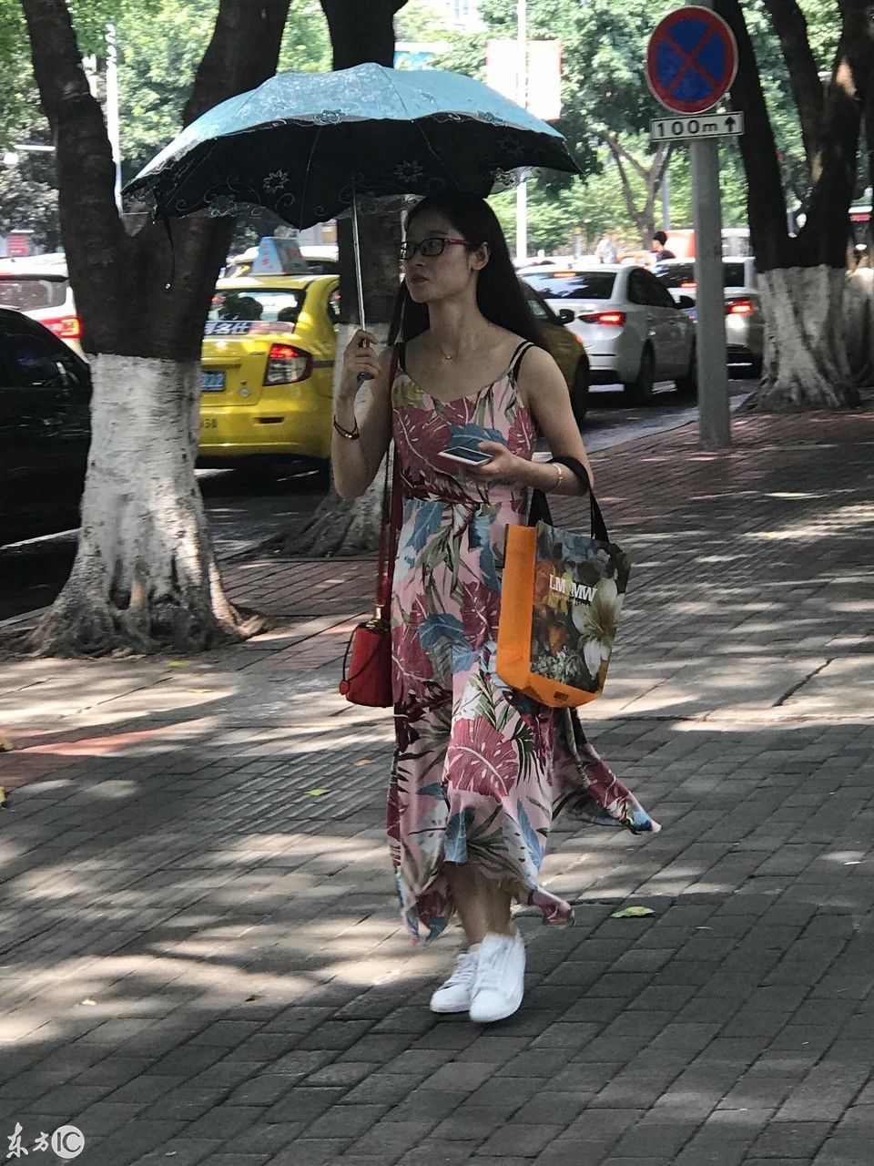 街拍重庆美女，看就行了千万别搭讪，重庆美女的口音让你必痿无疑