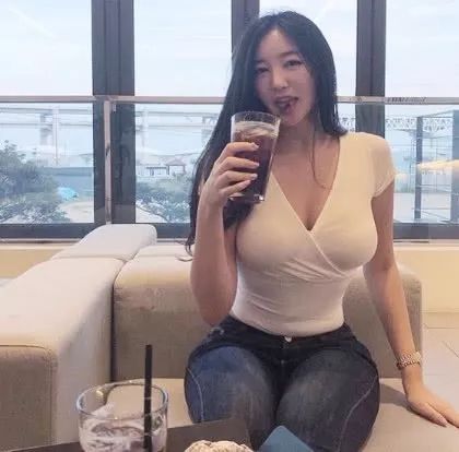 她虽长相一般,“微胖”身材却媲美卡戴珊,一双“粗腿”尽显魅力