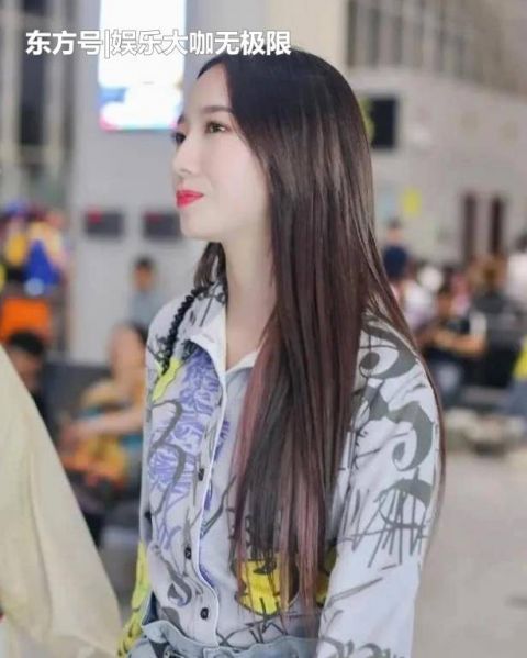  『窈窕淑女』街拍：窈窕淑女的小姐姐，一件白色的连衣裙，时尚气质女神