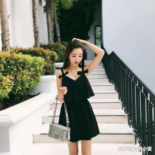 夏天穿吊带裙出街，清爽透气自在无边，你心动了吗？