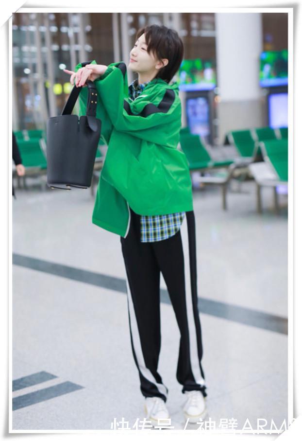 当周冬雨和赵丽颖同扎羊角辫，网友：终于见识到清纯脸的最高级别