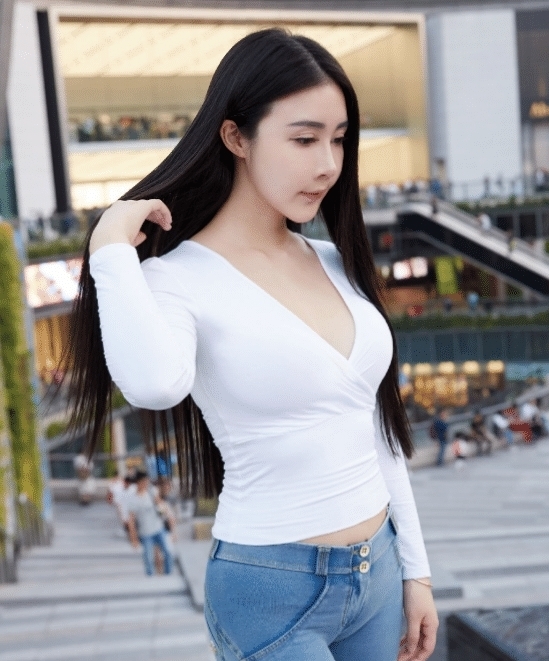  姐姐|开叉衫搭配牛仔裤，只有微胖的姐姐穿出来才好看