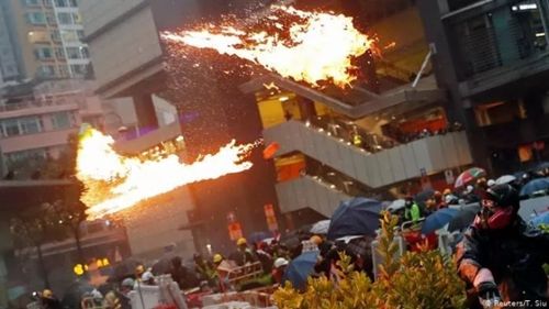  「校方」香港恒生大学教师穿黑衣戴头盔面罩上课，校方却这样回