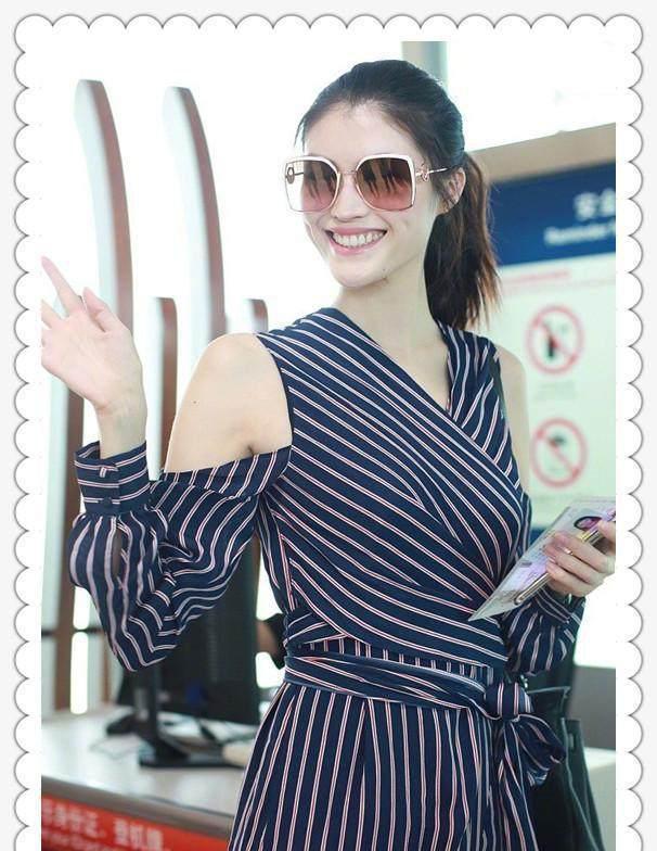 何穗穿条纹裙真不一样，对比起来韩雪腿好短，网友：超模就是超模