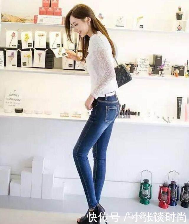 街拍,皮肤白皙身材苗条气质小姐姐穿热裤就是好看,发色抢眼!!