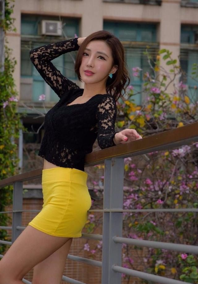 夏天女人穿上包臀裙短裤就是有女人味, 远看近看都流连忘返!