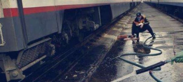  「说出」火车上的粪便都排去哪了？乘务员偷偷说出实情，你可能