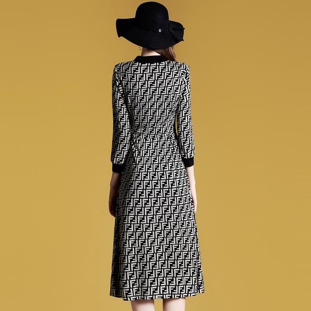 婆婆年逾50，从不穿打底裤，每天穿这欧货裙，年轻优雅风韵犹存