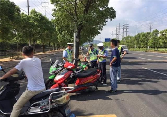 #电动车#车主:新国标电动车跑20km就没电!专家:这2个脚蹬是摆设?