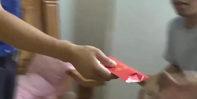 提醒新婚妻子肚子上竟有剖腹产痕迹，报警后才得知真相……