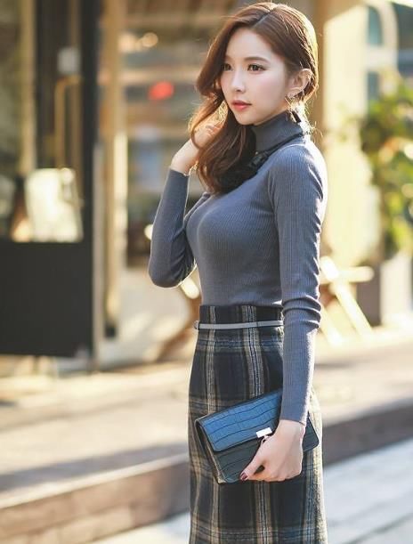  个性|街拍：个性美女小姐姐，紧身衣搭配格子裙，显得格外少女气息!