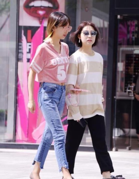 身材|街拍:千娇百媚的微胖美女,身材娇好,御姐范十足