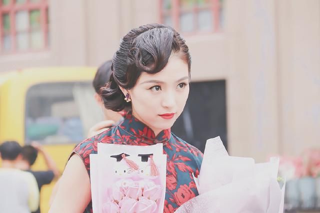 SNH48孔肖吟穿旗袍身材傲人，不愧是组合性感担当！