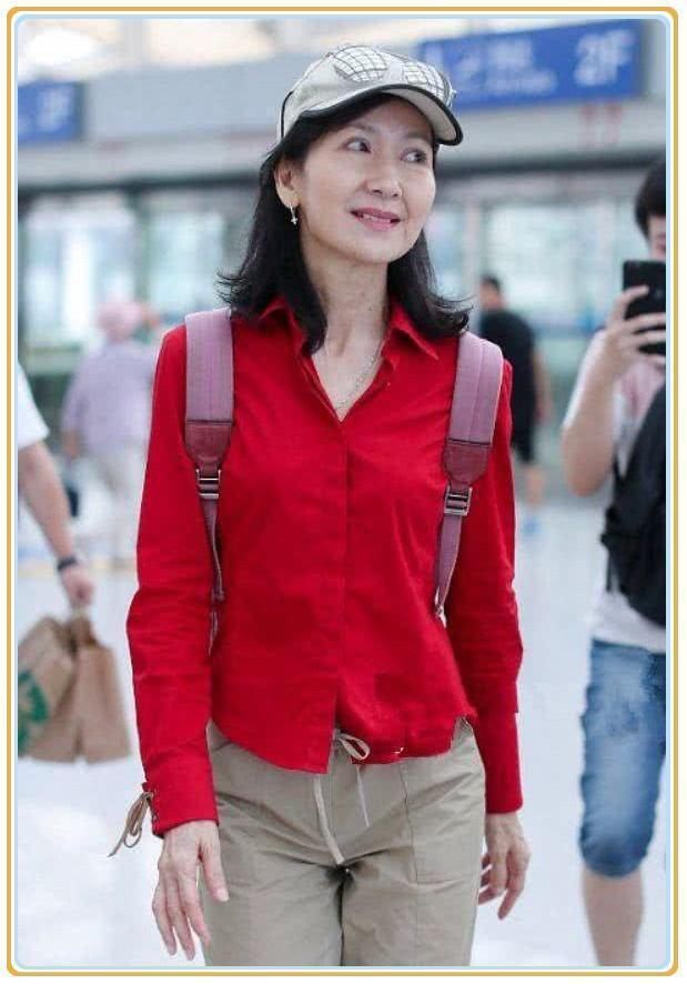 当陈美琪和赵雅芝同穿红衬衫，才知优雅老去和过度保养差距有多大