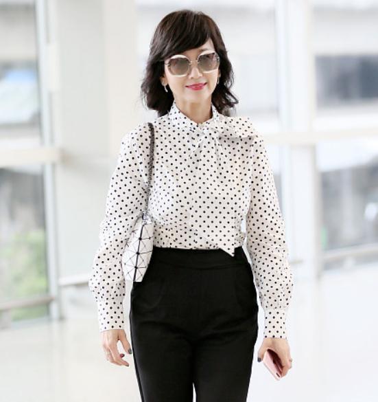 63岁“奶奶”赵雅芝，超短裤秀大长腿，网友：裤子太短了吧？