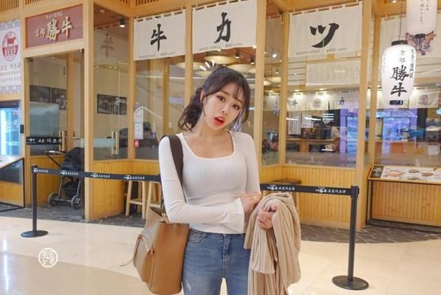 紧身牛仔裤恰到妙处呈现女人魅力增添你的女人气质